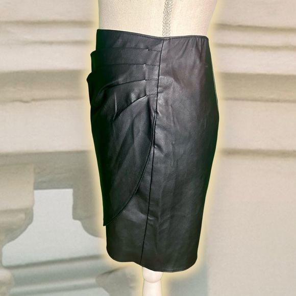 Abercrombie & Fitch Black Vegan Leather Pleated Side Tulip Hem Mini Skirt Sz XS - Picture 11 of 15
